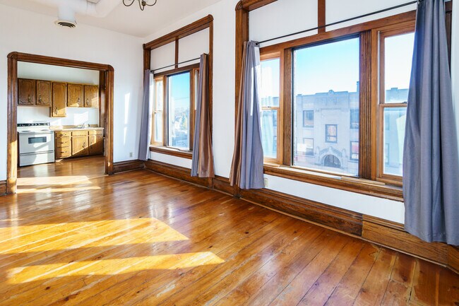 Building Photo - 614-626 W Lake St