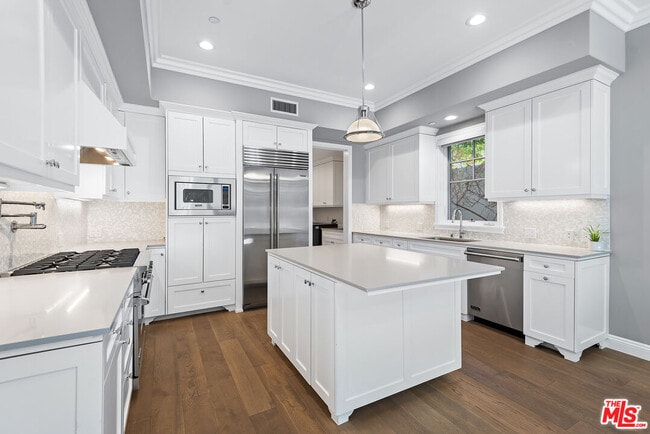 Building Photo - 1510 S Carmelina Ave