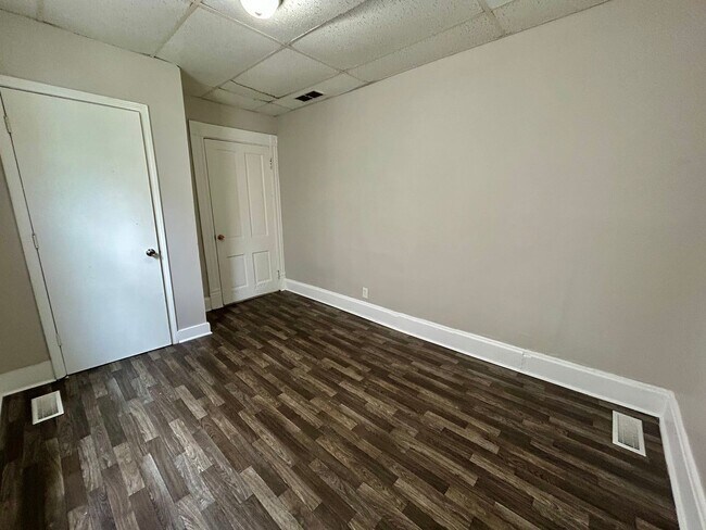 Building Photo - 3 Bedroom Available!!