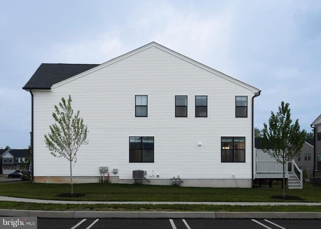 Building Photo - 240 Lilac St