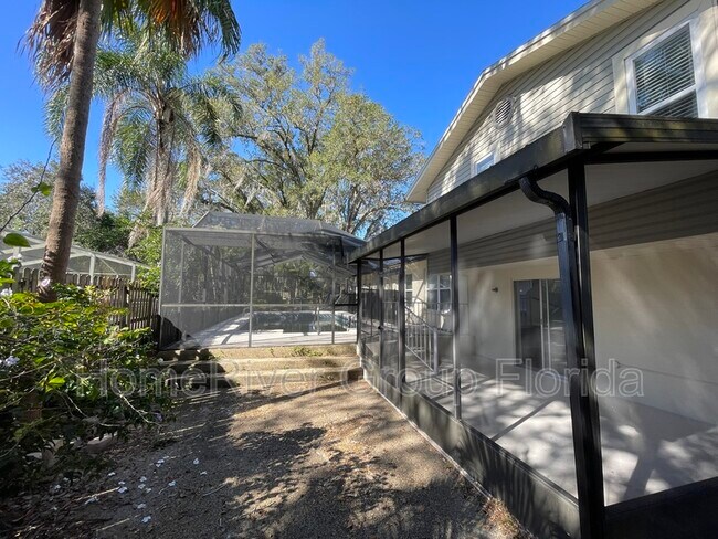 Building Photo - 1200 Lake Valrico Ln