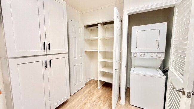 Building Photo - Beautiful Remodeled Upstairs Unit in Heart of Fallbrook with Laundry in Unit and Private Off-Stre...