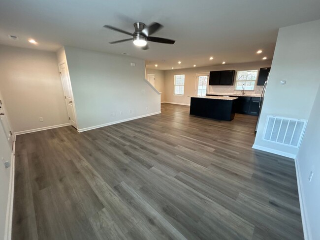 Building Photo - *Move in Special* 4 Bedroom | 2.5 Bath Hom...