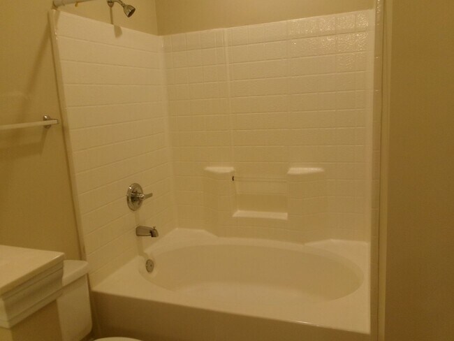 Building Photo - 3 bedroom, 2 bath condo located in Fountai...