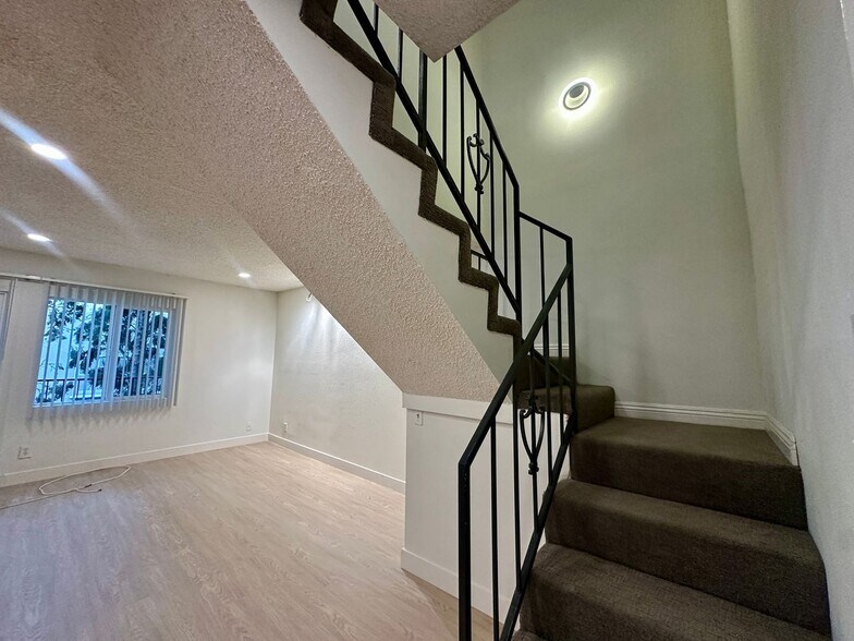 Building Photo - 1536 S Bundy Dr