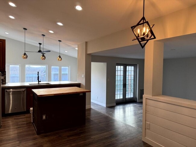 Building Photo - 6175 N Lamar St