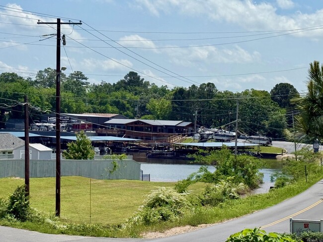 Building Photo - 180 Lakeland Dr