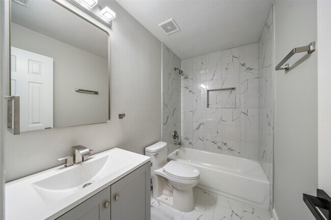 Building Photo - 1111 Kingbriar Cir