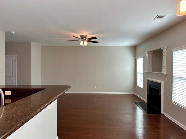 Building Photo - 450 Delmont Dr