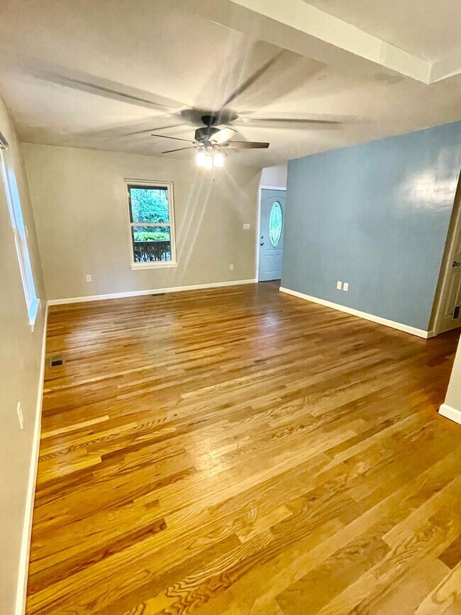 Building Photo - 3 Bed, 2.5 Bath Home For Rent in Fairview
