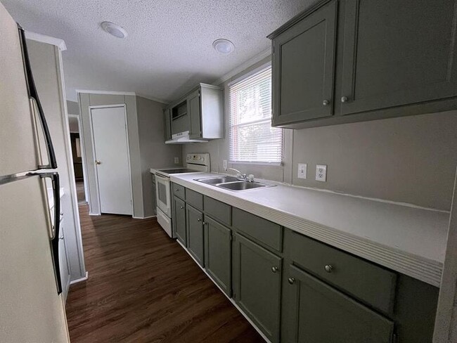 Building Photo - 193 Sunshine Dr