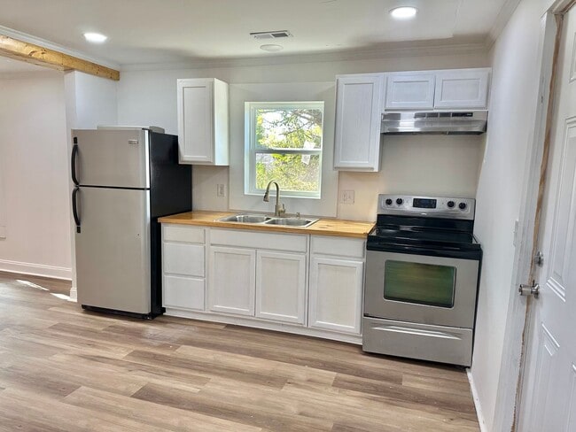 Building Photo - Recently Renovated 2-Bedroom Home in Hende...