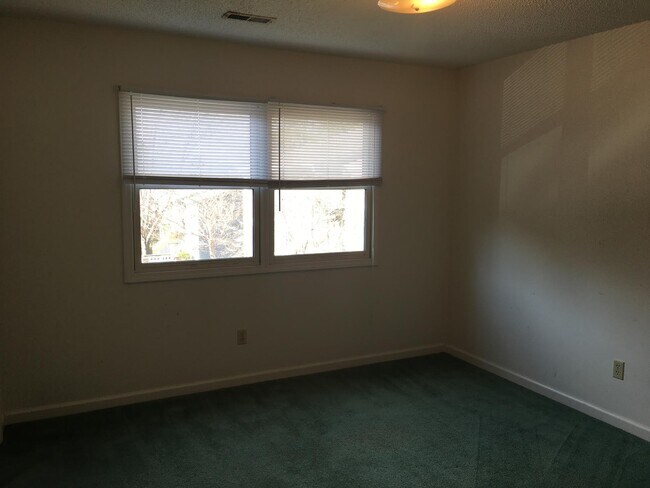 Building Photo - 107 Meadow Park Ln