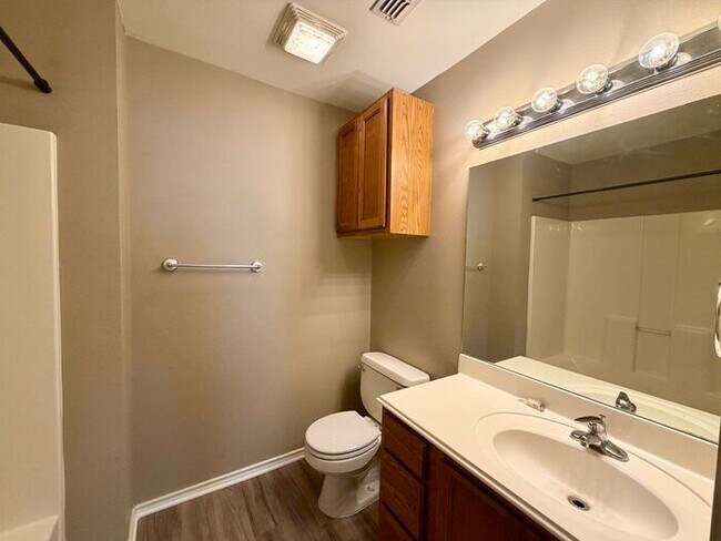 Building Photo - 2 Bedroom, 2 Bathroom Duplex!