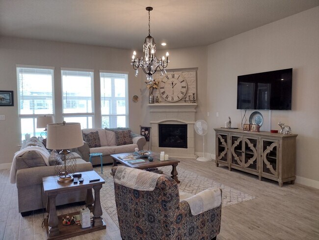 Building Photo - Beautiful 4 bedroom with a pool!!!