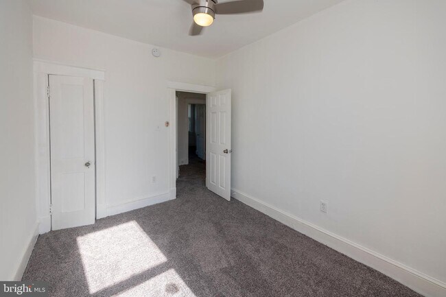 Building Photo - 3317 W Garrison Ave