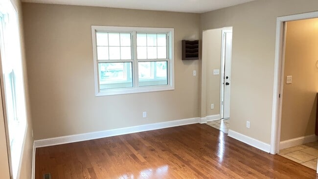 Building Photo - Single Family Home in St Paul with Garage!!