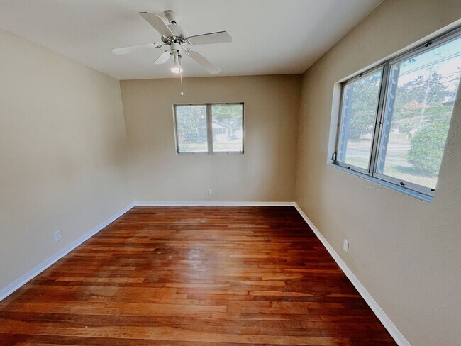 Building Photo - 3/1 AVAILABLE NOW!