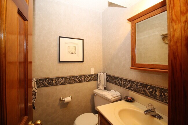 Building Photo - 4 Bed Home Premium Fixtures