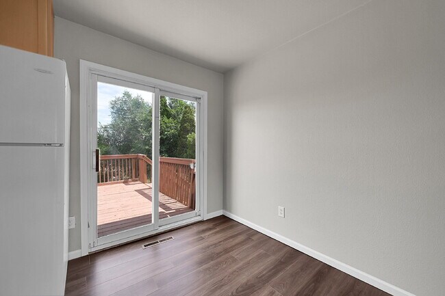 Building Photo - $1,850, 4 bed, 2 bath, located on Colorado...