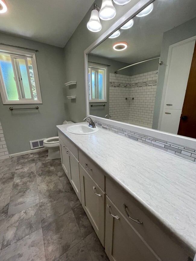 Building Photo - Pet Friendly 3 Bedroom with Spacious Yard!