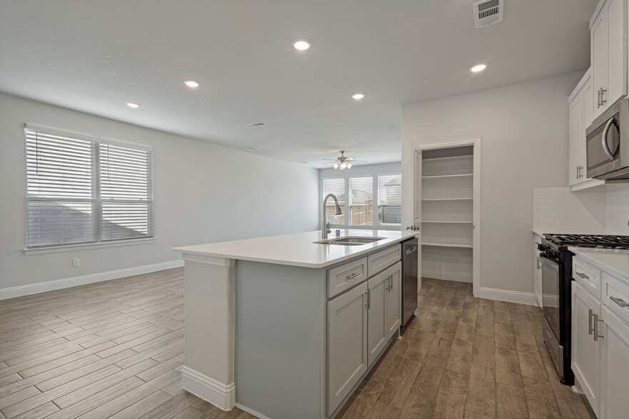 Building Photo - 724 Amenduni Ln