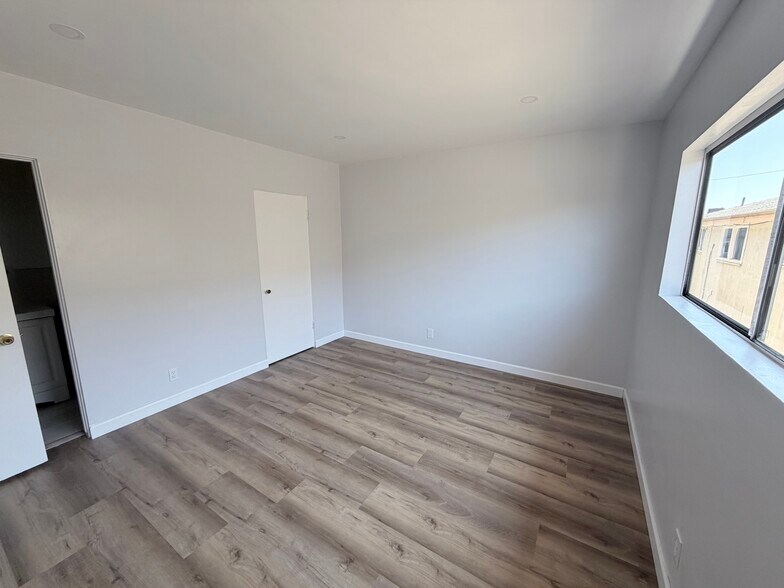 Building Photo - 1223 N Kingsley Dr