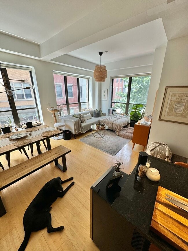 Building Photo - Prime Location 1-Bedroom + Office Den, 1-Bath Apartment