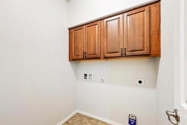 Building Photo - 1921 Sand Creek Rd