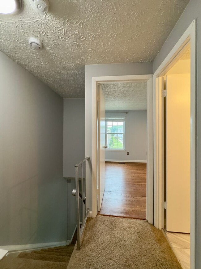 Building Photo - A Spacious 3-Bedroom / 2-Bathroom Apartmen...