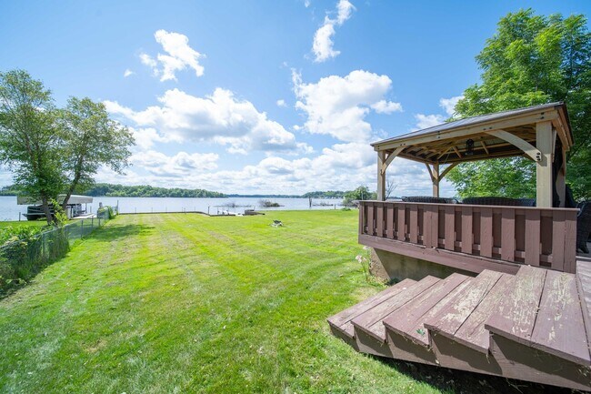 Building Photo - 27657 W Lakeshore Dr