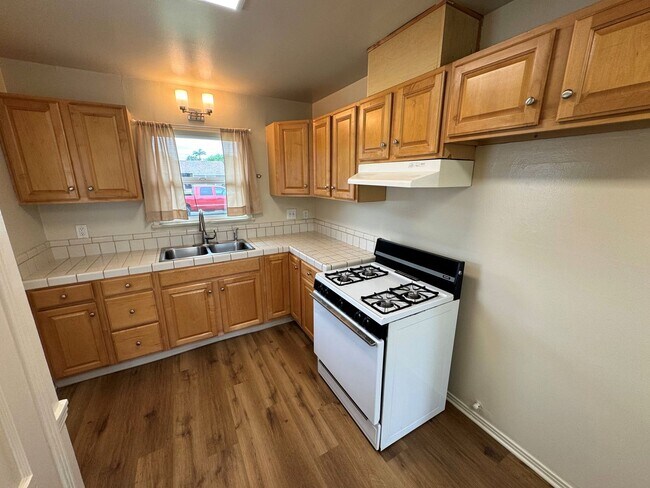 Building Photo - Quaint Midtown Home with New Wood Flooring & Large Yard!!