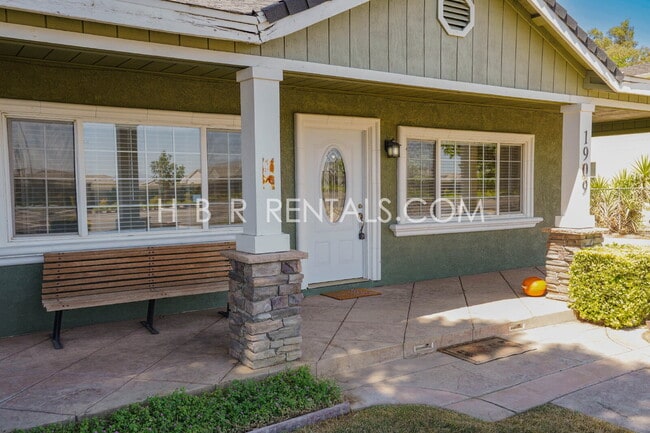 Building Photo - Charming 3-Bedroom Haven with 2 Full Baths...