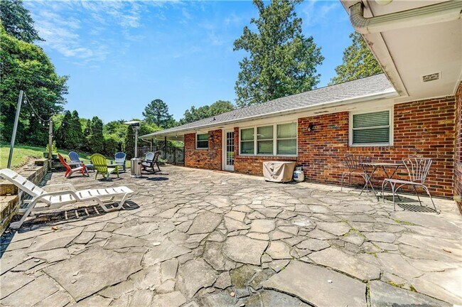 Building Photo - 2127 Desmond Dr
