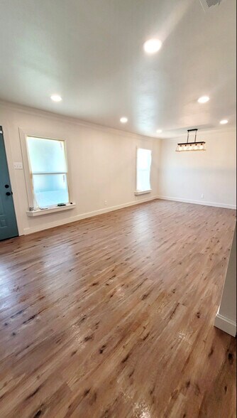 Building Photo - 10622 Sylvia Dr