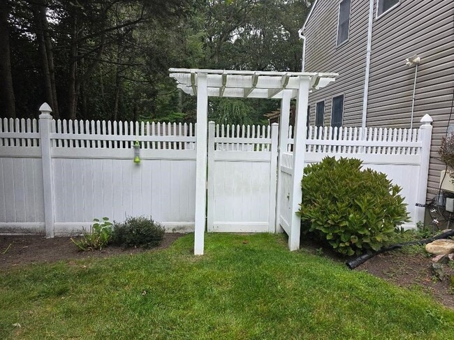 Building Photo - 9 Charles St