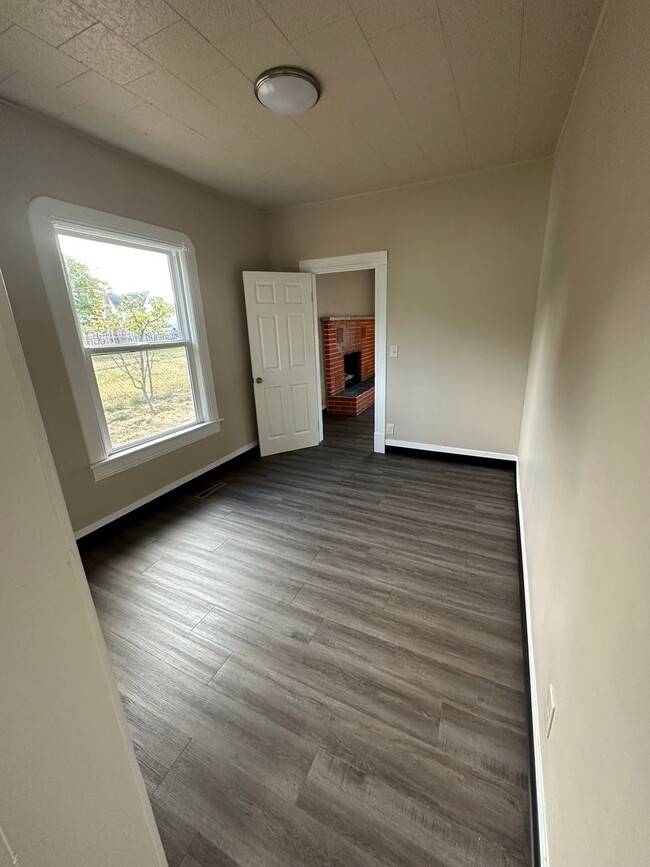 Building Photo - Beautifully renovated 3bedroom/2 bath hous...