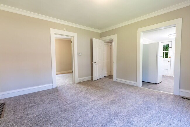 Building Photo - Recently Updated and Move-In Ready!