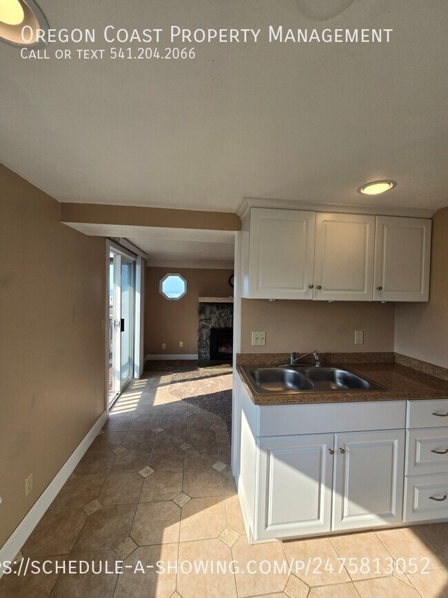 Building Photo - Ocean Views 1bed/1bath Upstairs Unit