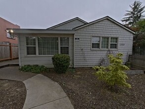 Building Photo - 3 Bedroom Campus House