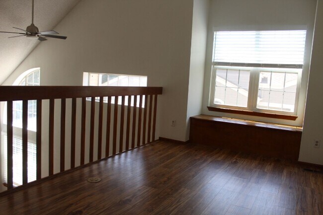Building Photo - Gorgeous 2 Story End Unit in Lakewood!
