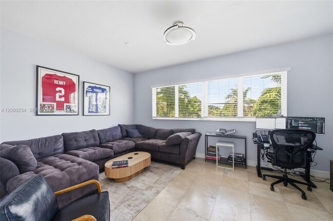 Building Photo - 832 N Victoria Park Rd