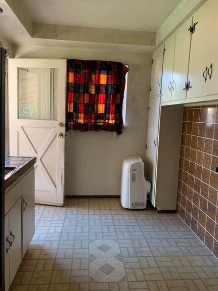 Laundry room - 7110 Celia Ave