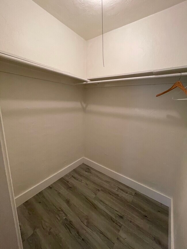 WALKING CLOSET LIVINGROOM - 2114 Biarritz Dr