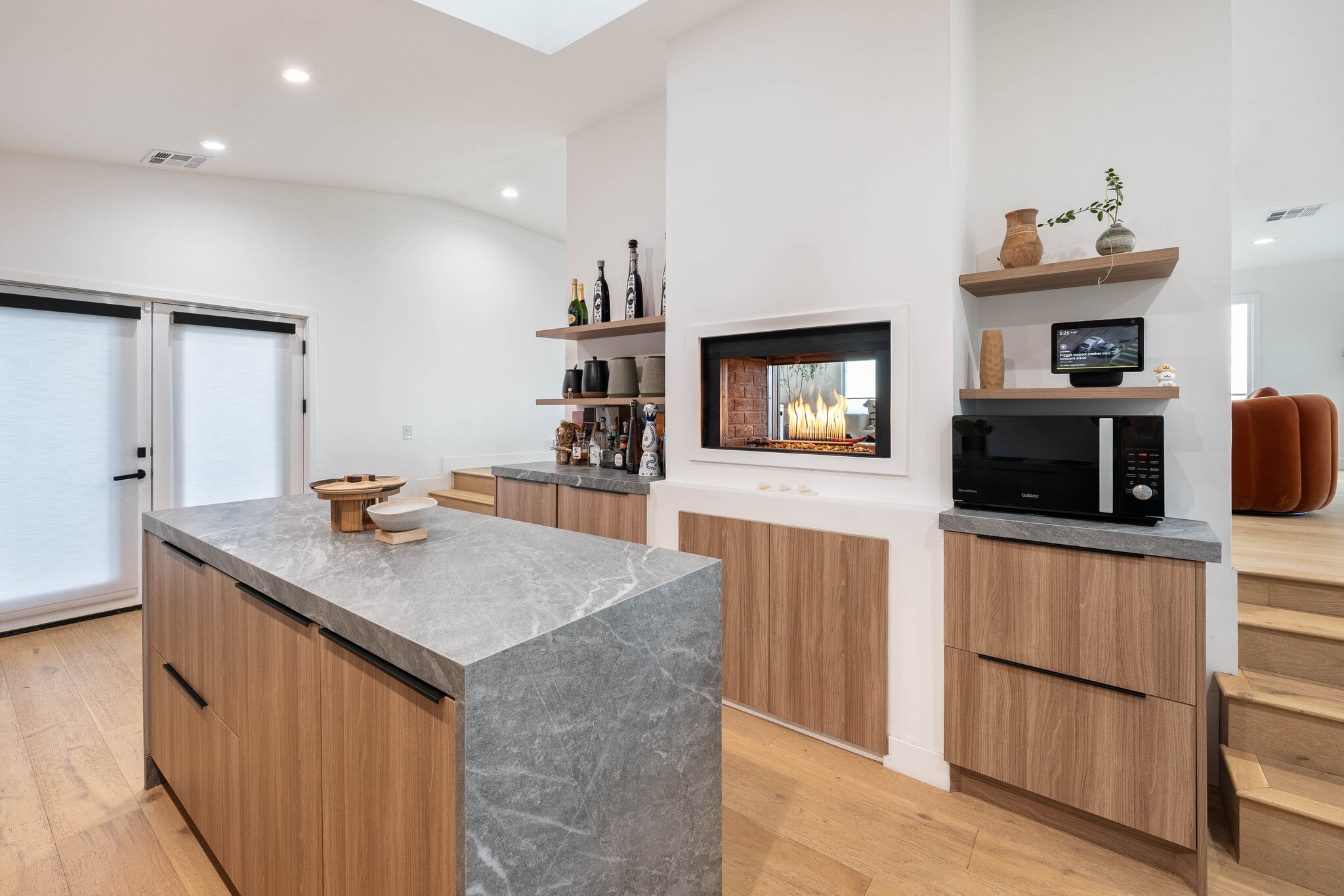 Kitchen with fire pit - 3541 Multiview Dr