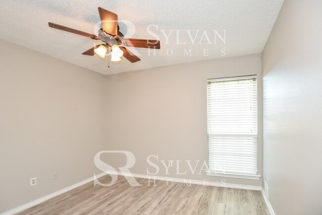 Building Photo - Enjoy living the good life in this 3 bedroom, 2 bathroom brick home