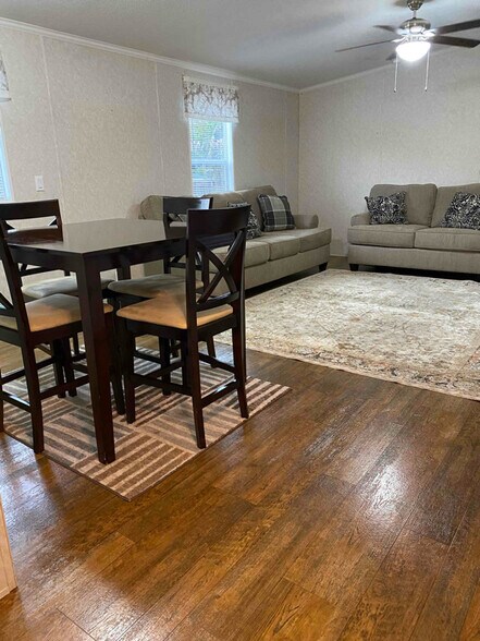 Building Photo - 9514 Chris St