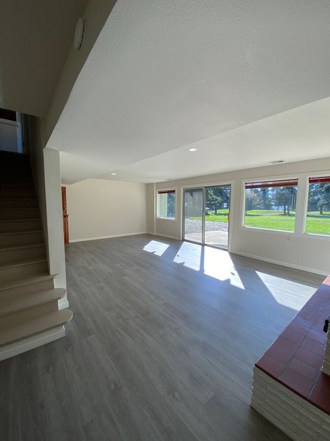 Building Photo - Four Bed, Two Bath Single Family Home with Fantastic View ON the Golf Course!