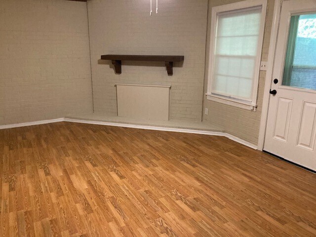 Building Photo - 3 BR 2.5 BA End Unit Townhouse