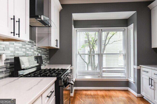 Building Photo - 304 Bridle Path